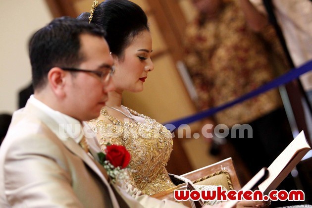 Gambar Foto Pemberkatan Pernikahan Astrid Tiar dan Gerhard Reinaldi