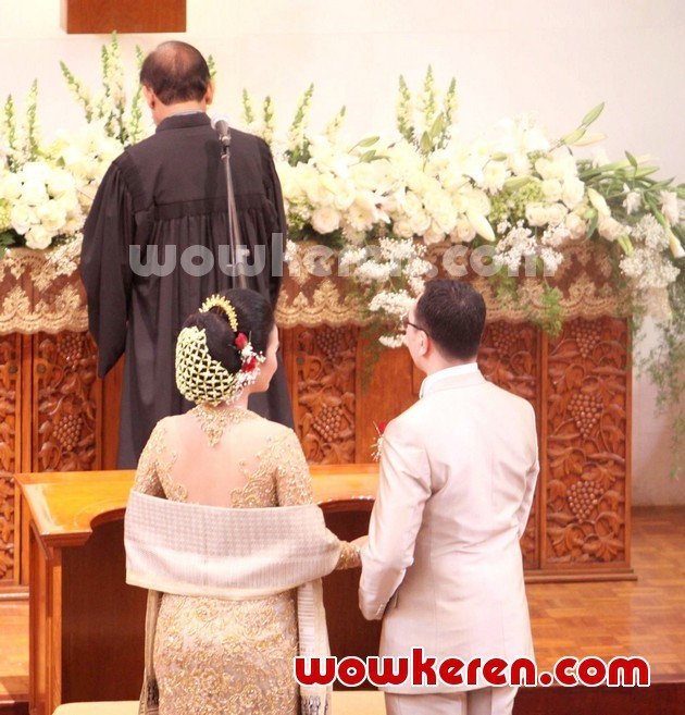 Gambar Foto Pemberkatan Pernikahan Astrid Tiar dan Gerhard Reinaldi