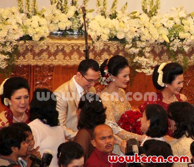 Gambar Foto Pemberkatan Pernikahan Astrid Tiar dan Gerhard Reinaldi