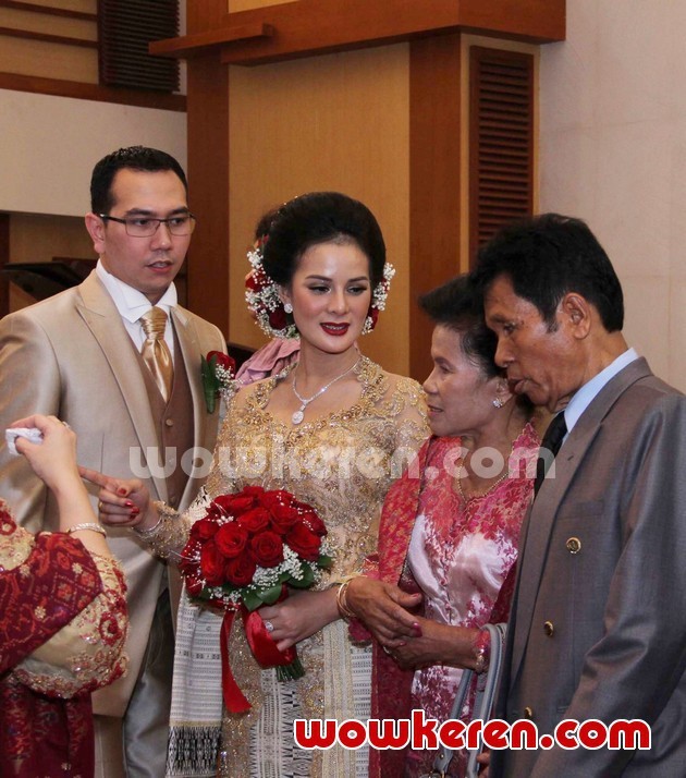 Gambar Foto Astrid Tiar Menunjukkan Rona Bahagia Di Tengah Keluarga