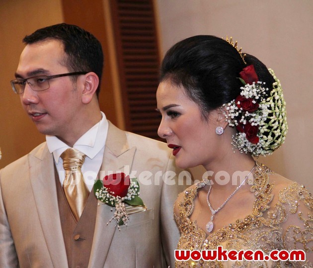 Gambar Foto Astrid Tiar Menunjukkan Rona Bahagia Di Tengah Keluarga