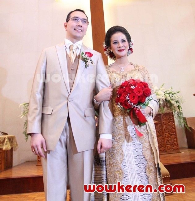 Gambar Foto Astrid Tiar Menunjukkan Rona Bahagia Di Tengah Keluarga