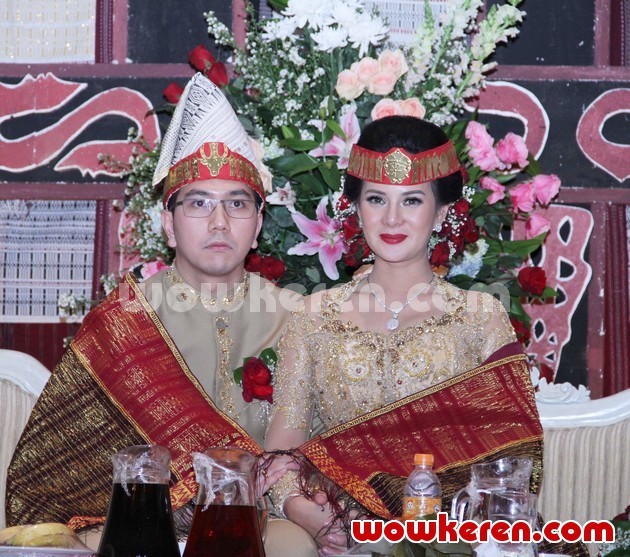 Gambar Foto Upacara Adat Pernikahan Astrid Tiar dan Gerhard Reinaldi