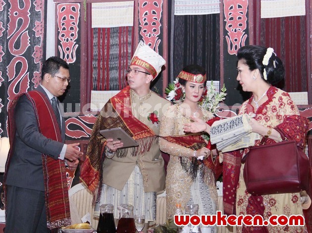 Gambar Foto Upacara Adat Pernikahan Astrid Tiar dan Gerhard Reinaldi