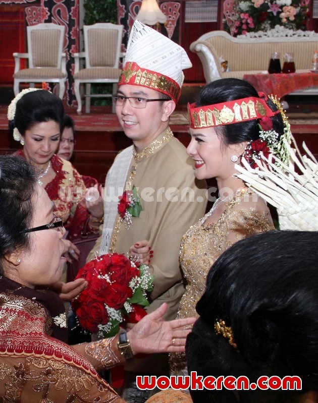 Gambar Foto Upacara Adat Pernikahan Astrid Tiar dan Gerhard Reinaldi