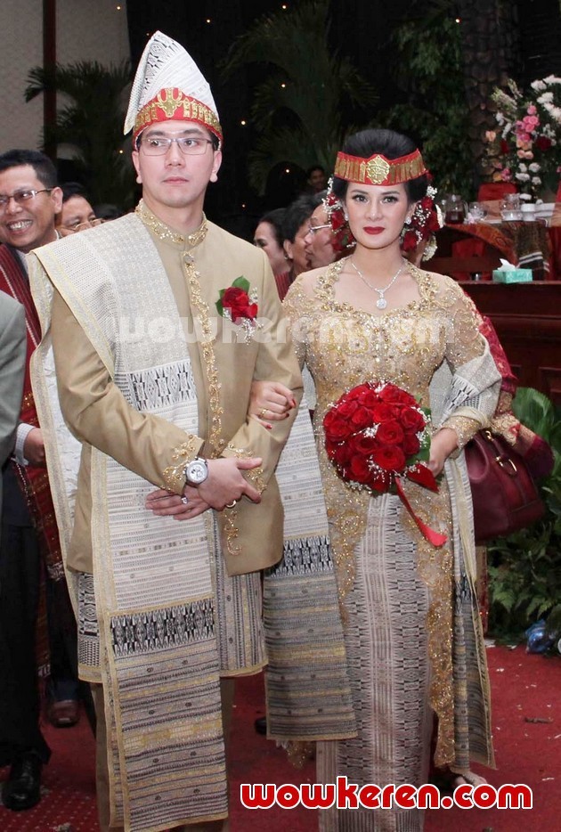 Gambar Foto Upacara Adat Pernikahan Astrid Tiar dan Gerhard Reinaldi