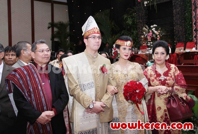 Gambar Foto Upacara Adat Pernikahan Astrid Tiar dan Gerhard Reinaldi