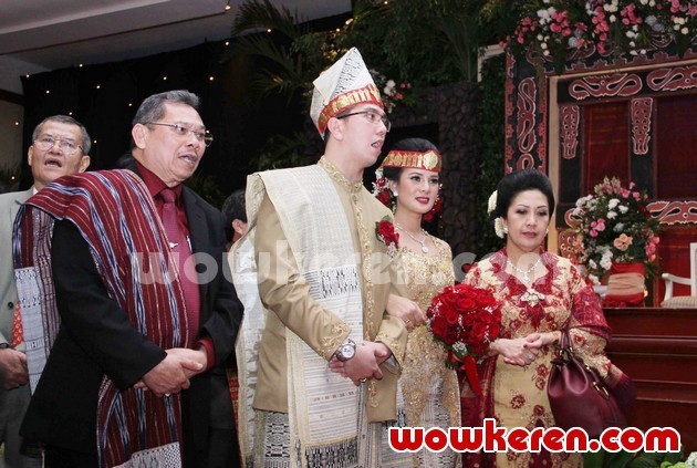 Gambar Foto Upacara Adat Pernikahan Astrid Tiar dan Gerhard Reinaldi