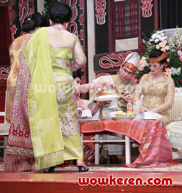 Gambar Foto Upacara Adat Pernikahan Astrid Tiar dan Gerhard Reinaldi