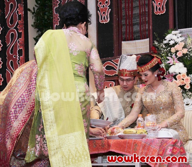 Gambar Foto Upacara Adat Pernikahan Astrid Tiar dan Gerhard Reinaldi