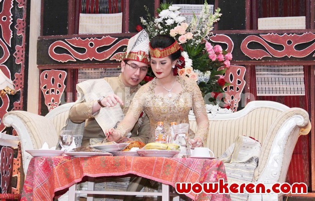 Gambar Foto Upacara Adat Pernikahan Astrid Tiar dan Gerhard Reinaldi