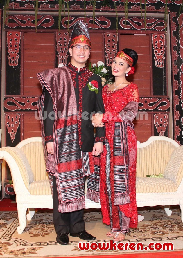 Foto Astrid Tiar dan Gerhard Reinaldi Gelar Resepsi Khas 