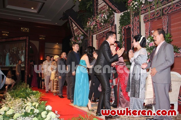 Gambar Foto Astrid Tiar dan Gerhard Reinaldi Gelar Resepsi Khas Adat Batak