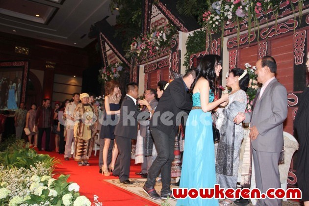 Gambar Foto Astrid Tiar dan Gerhard Reinaldi Gelar Resepsi Khas Adat Batak
