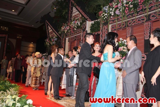 Gambar Foto Astrid Tiar dan Gerhard Reinaldi Gelar Resepsi Khas Adat Batak