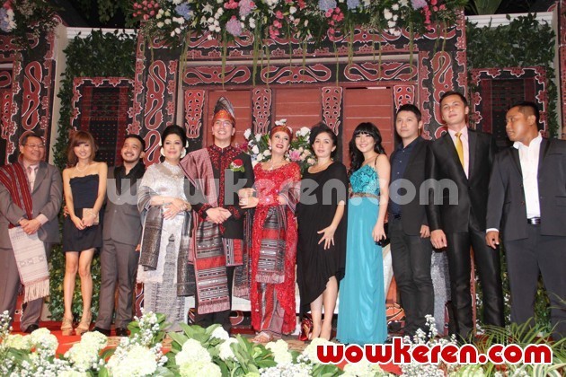Gambar Foto Astrid Tiar dan Gerhard Reinaldi Gelar Resepsi Khas Adat Batak
