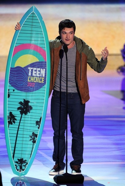 Foto Josh Hutcherson Saat Menerima Penghargaan di Teen Choice Awards 2012