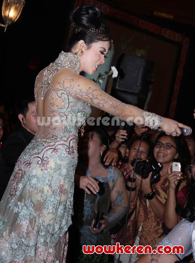 Gambar Foto Syahrini Menghibur Tamu di Resepsi Pernikahan Astrid Tiar