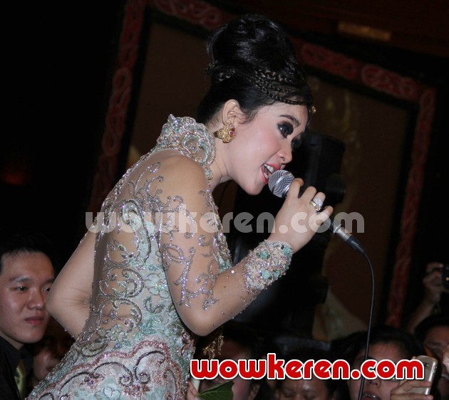 Gambar Foto Syahrini Menghibur Tamu di Resepsi Pernikahan Astrid Tiar