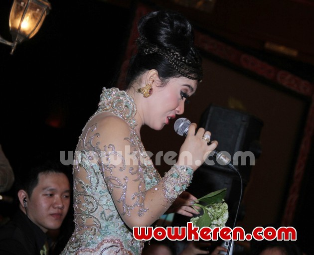 Gambar Foto Syahrini Menghibur Tamu di Resepsi Pernikahan Astrid Tiar