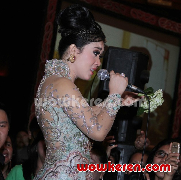 Gambar Foto Syahrini Menghibur Tamu di Resepsi Pernikahan Astrid Tiar