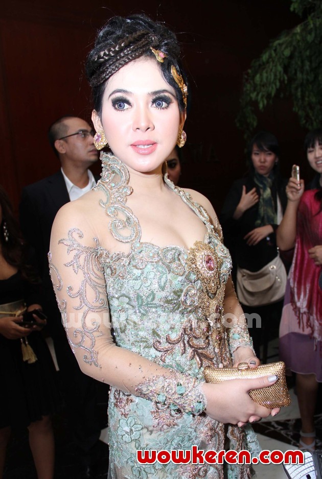 Gambar Foto Syahrini Hadir di Resepsi Pernikahan Astrid Tiar