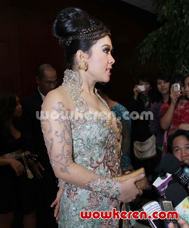 Gambar Foto Syahrini Hadir di Resepsi Pernikahan Astrid Tiar