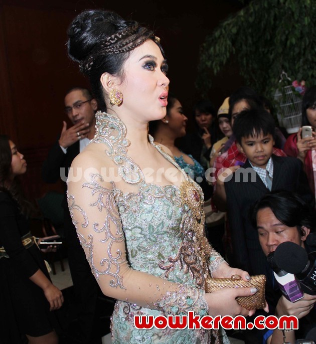 Gambar Foto Syahrini Hadir di Resepsi Pernikahan Astrid Tiar