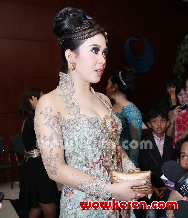 Gambar Foto Syahrini Hadir di Resepsi Pernikahan Astrid Tiar