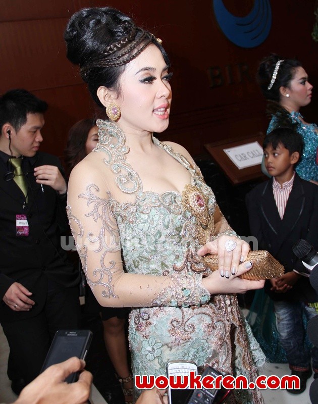 Gambar Foto Syahrini Hadir di Resepsi Pernikahan Astrid Tiar