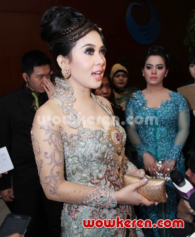Gambar Foto Syahrini Hadir di Resepsi Pernikahan Astrid Tiar