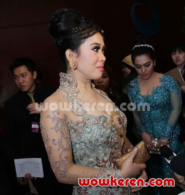 Gambar Foto Syahrini Hadir di Resepsi Pernikahan Astrid Tiar