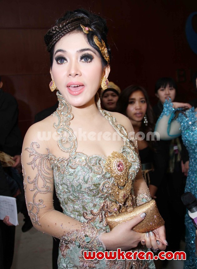 Gambar Foto Syahrini Hadir di Resepsi Pernikahan Astrid Tiar