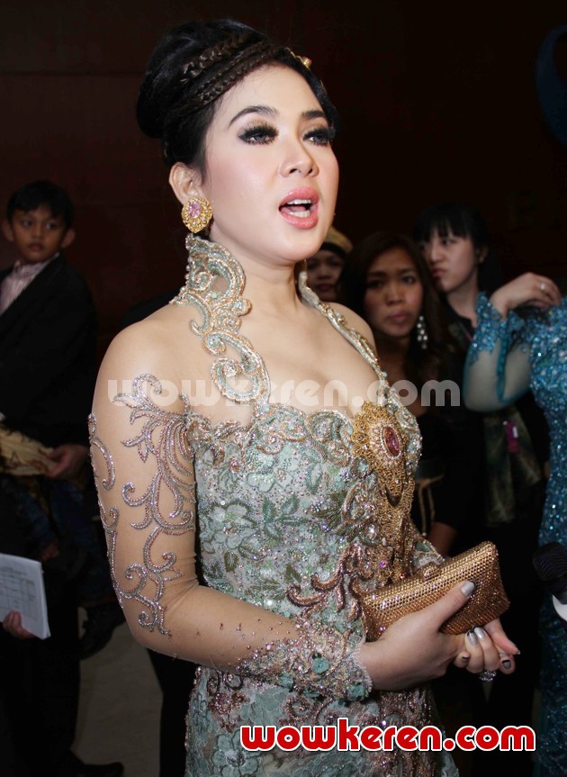 Gambar Foto Syahrini Hadir di Resepsi Pernikahan Astrid Tiar