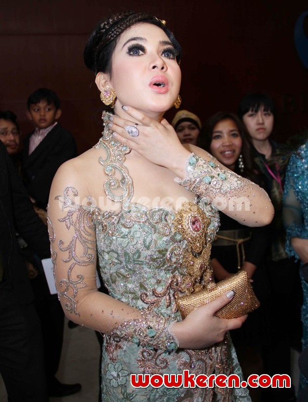 Gambar Foto Syahrini Hadir di Resepsi Pernikahan Astrid Tiar