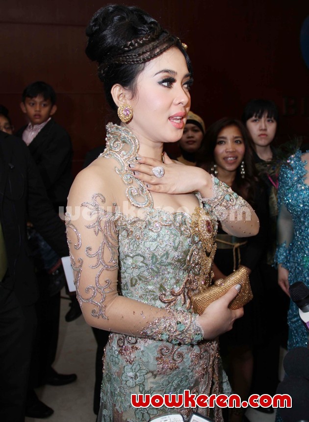 Gambar Foto Syahrini Hadir di Resepsi Pernikahan Astrid Tiar