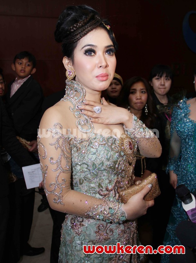 Gambar Foto Syahrini Hadir di Resepsi Pernikahan Astrid Tiar