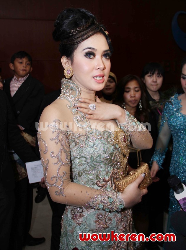 Gambar Foto Syahrini Hadir di Resepsi Pernikahan Astrid Tiar