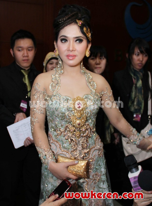 Gambar Foto Syahrini Hadir di Resepsi Pernikahan Astrid Tiar