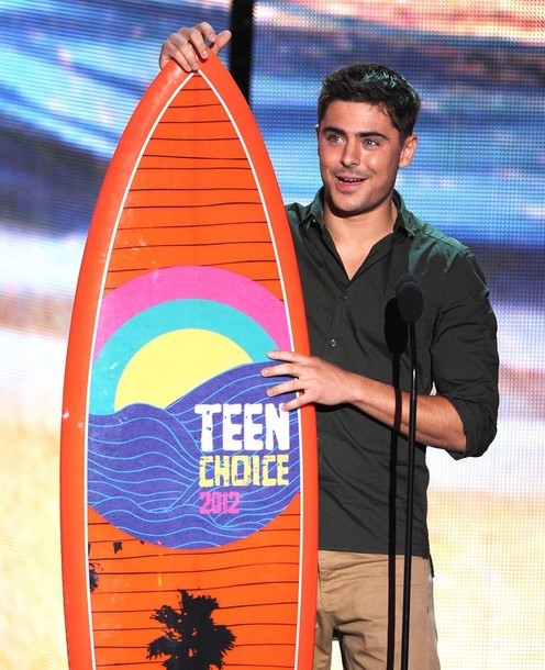 Gambar Foto Zac Efron Saat Menerima Penghargaan di Teen Choice Awards 2012