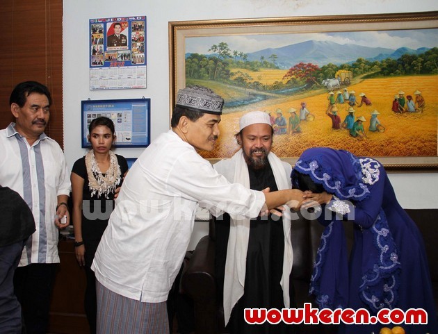 Gambar Foto Angkasa Jaya, Habib Abdurrahman dan Julia Perez Saat Ditemui di Gedung BNN