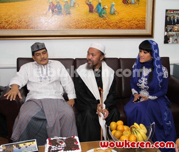 Gambar Foto Angkasa Jaya, Habib Abdurrahman dan Julia Perez Saat Ditemui di Gedung BNN