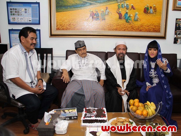 Gambar Foto Angkasa Jaya, Habib Abdurrahman dan Julia Perez Saat Ditemui di Gedung BNN