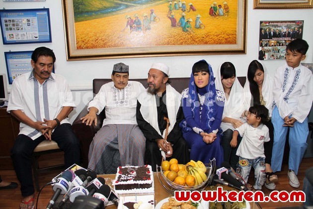 Gambar Foto Angkasa Jaya, Habib Abdurrahman dan Julia Perez Saat Ditemui di Gedung BNN