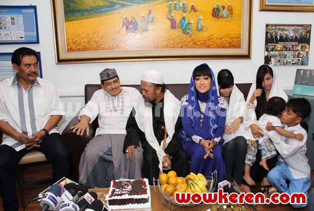 Gambar Foto Angkasa Jaya, Habib Abdurrahman dan Julia Perez Saat Ditemui di Gedung BNN