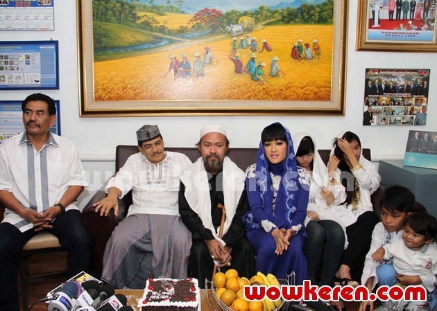 Gambar Foto Angkasa Jaya, Habib Abdurrahman dan Julia Perez Saat Ditemui di Gedung BNN