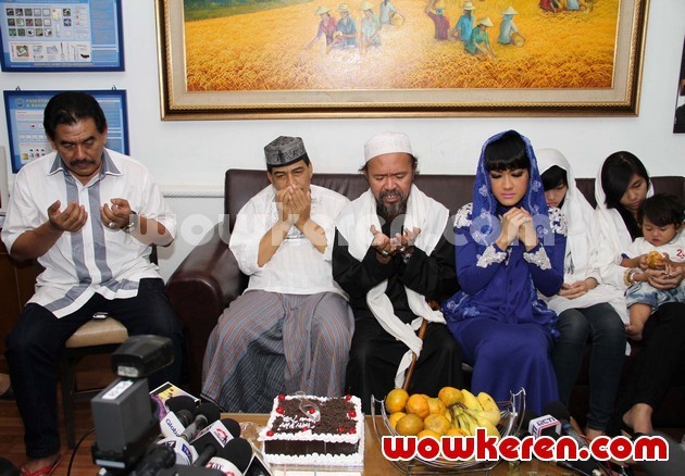 Gambar Foto Angkasa Jaya, Habib Abdurrahman dan Julia Perez Saat Ditemui di Gedung BNN