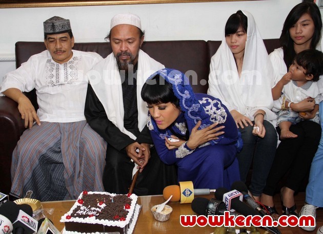 Gambar Foto Angkasa Jaya, Habib Abdurrahman dan Julia Perez Saat Ditemui di Gedung BNN