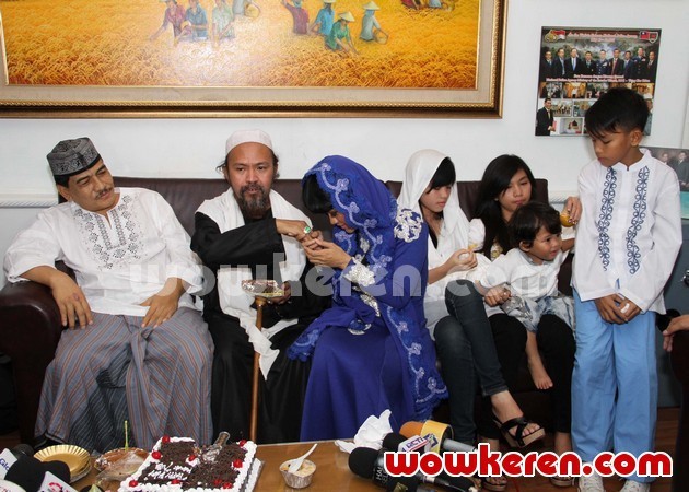 Gambar Foto Angkasa Jaya, Habib Abdurrahman dan Julia Perez Saat Ditemui di Gedung BNN