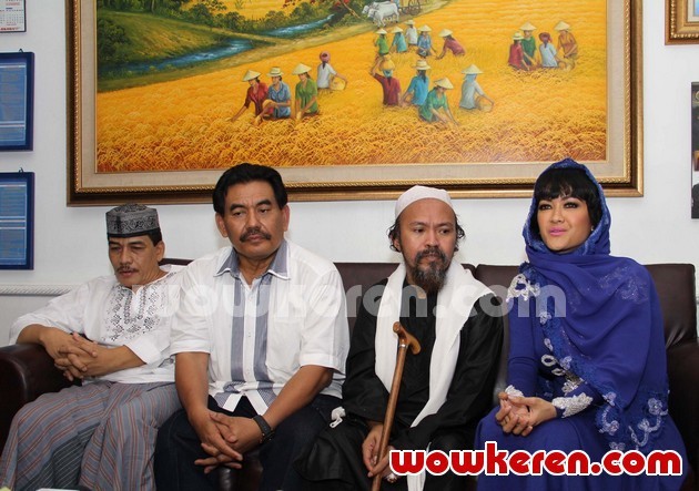 Gambar Foto Angkasa Jaya, Habib Abdurrahman dan Julia Perez Saat Ditemui di Gedung BNN